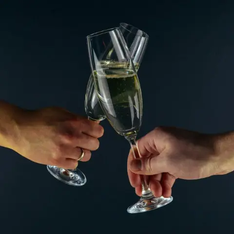 Deux flûtes à champagne qui trinquent