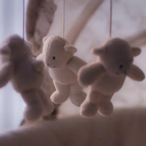 Mobile musical avec des moutons en peluche