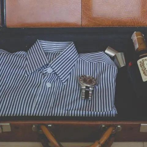 Valise ouverte avec une chemise pliée