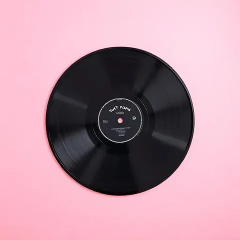 Vinyle Daft Punk sur fond rose