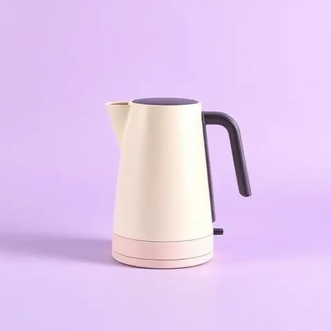 Bouilloire design crème sur fond violet pastel